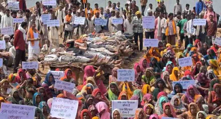 चिता पर लेट मुआवजा मांगने को मजबूर महिलाएं, विकास की खौफनाक तस्वीर